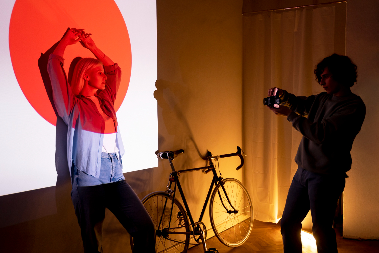 couple-taking-photos-light-movie-projector